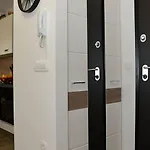 Nicole - One Bedroom With Balcony 아파트