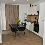 Nicole - One Bedroom With Balcony 아파트