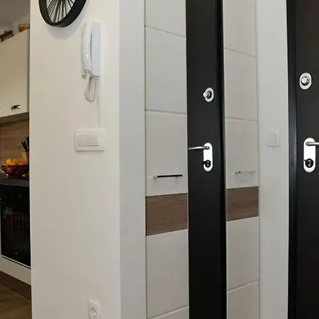 Nicole - One Bedroom With Balcony شقة