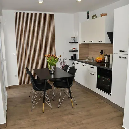 Nicole - One Bedroom With Balcony شقة
